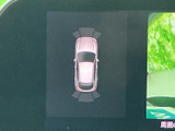 車両後方の状況を映像で確認できるため、安全なバック駐車をサポート。狭い場所でもスムーズに駐車できます。運転初心者の方にもおすすめです。