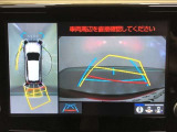 【パノラミックビューモニター】クルマの前後左右に搭載したカメラから取り込んだ画像を合成し、車両を上から見たような画像をディスプレイに表示します。
