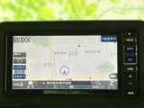 鮮明な地図表示で、目的地へのルートをスムーズに検索。運転に集中しながら、安心して道案内を受けられます。渋滞情報も確認可能です。
