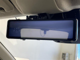 【デジタルルームミラー】車両後方カメラの映像をルームミラーに映すことが出来ます。 そのため、後席に人や荷物があって後方が見えづらい場合でもしっかり視界を確保することが出来ます。