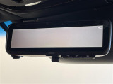 【デジタルルームミラー】車両後方カメラの映像をルームミラーに映すことが出来ます。 そのため、後席に人や荷物があって後方が見えづらい場合でもしっかり視界を確保することが出来ます。