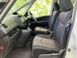 質感の良い内装が、上質な空間を演出します。運転に必要な情報を一目で確認できる、機能的なデザインです。
