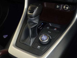 電動パーキングブレーキ・ブレーキホールドを装備してます。ホールド機能は信号待ちが多い一般道で疲労軽減になり、大好評です!
