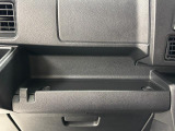 助手席側のインパネは多機能!間口の広くて使いやすいトレイや何かと工具や買い物袋を掛けれる便利なフック付き!