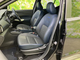 運転席からの視界は良好で、運転操作もスムーズに行えます。シートの形状も体にフィットし、快適なドライビングをサポートします。機能的な空間です。