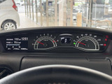 視認性の高いメーター類が、運転に必要な情報を的確に伝えます。運転状況を把握しやすく、安全運転をサポートするデザインです。