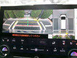 パノラミックビューモニター付きです。車両を上から見たような映像をディスプレイオーディオ画面に表示。運転席からの目視だけでは見にくい、車両周辺の状況をリアルタイムでしっかり確認できます。