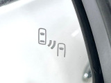 【ブラインドスポットモニター】走行中、ドアミラーの死角になりやすい箇所に後続車が接近するとサイドミラーのレンズに警告を表示!ドライバーに注意喚起をしてくれます。