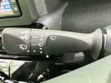 雨天時でもクリアな視界を確保できます。操作も簡単で、運転に集中できますね。
