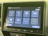 様々な情報を一目で確認できるモニター。車両情報や設定変更など、運転に必要な情報をしっかりと表示します。視認性の高いデザインです。