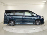 両側パワースライドドア付きだから、狭い駐車スペースなどでの 乗り降りラクラク!小さなお子さまのいるご家庭には嬉しい装備。