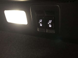 後席シートは電動リクライニング&電動格納機能付です。スイッチ操作で座ったままリクライニング調整が可能。格納する際は、ラゲージルーム内のスイッチ操作により後席シートバックの格納・引き起こしが可能です。