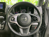 握りやすいステアリングで、正確な操作を実現。操作スイッチも配置されており、運転中でも快適に操作できます。ハンドリング性能も高く、運転を楽しめます。上質な素材感です。