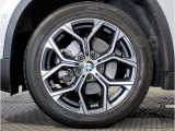 BMWの純正アロイホイールは軽量かつ強度にも優れているホイールで走行性能を引き上げる設計になっております。足元にもBMWは妥協がなくこだわっている個所になります。