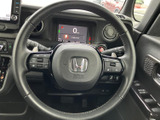 握りやすいステアリングが、運転操作をスムーズにします。オーディオや通話機能などを操作できるスイッチも搭載されています。