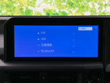 お好みの音楽やラジオを快適に楽しめます。直感的な操作で、簡単に設定を変更できるので、運転中でも気を散らされません。