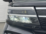 【LEDヘッドライト】悪天候や夜間走行時も良好な視界を確保し安心して運転できる高輝度LEDヘッドライトを装備!点灯速度が早く、消費電力も抑えられています。