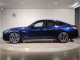 BMWではロングホイールベースの採用をしており、すべての車種に適用され、走行中の安定感の向上されております。また室内空間の広さにも貢献しております。