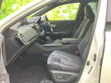運転席からの視界は良好で、運転操作もスムーズに行えます。上質な素材が、車内を上品に演出します。快適なドライビングをサポートします。