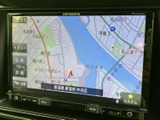 鮮明な地図表示で、目的地までスムーズに案内。渋滞情報も確認でき、効率的なルート選択をサポートします。