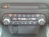 シートヒーターやシートベンチレーション、ステアリングヒーターを装備。季節を問わず一年中快適な室内温度を保ちます。左右独立調整式のフルオートエアコンも備え、乗る人全員に心地よい移動時間を提供します。