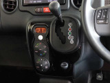 車内を快適に、オートエアコンを装備しています。