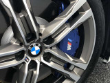 M スポーツ・ブレーキは、ダイナミックなパフォーマンスに相応しい優れた制動力を発揮。Mのロゴがあしらわれたブレーキ・キャリパーと大型のディスクを備え、スポーティな走行スタイルとブレーキ性能を実現します