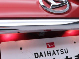 バックモニターは車庫入れの強い味方。 車は構造上、死角がたくさん。後退時の死角をチェックするために便利ですよ。 ただし、バックは目視で確認する事が重要ですよ。