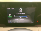 視認性の高いメーター類が、運転に必要な情報を分かりやすく表示します。エコドライブをサポートする機能も搭載されており、燃費向上にも貢献します。