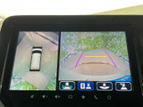 後方の状況を画面で確認できるので、狭い道や駐車も安心。ガイドライン表示で、距離感もつかみやすいです。