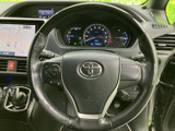 握りやすいステアリングは、運転操作をスムーズにします。上質な素材感も、心地よいドライビングを演出します。