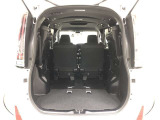 サードシートを跳ね上げれば、セカンドシートに人が乗っていてもたくさん荷物が積み込めます!セカンドシートを前にスライドさせれば後列すべてを荷室として使用可能で長尺の荷物も積載できます!
