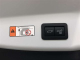 【パワーバックドア】スイッチひとつでバックドアを自動開閉。操作はスマートキー、運転席側インパネスイッチ部、バックドア下端部の各スイッチで行えます。