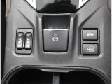 電動パーキングブレーキを採用しております。発進時はシートベルトをした状態でアクセルを踏むだけで解除できます。