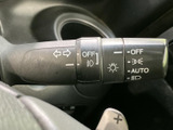操作しやすい位置に配置されたウインカーレバーは、直感的に操作でき、安全な車線変更をサポートします。ヘッドライトの点灯・切替もスムーズに行えます。