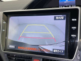 後方の見える安心をお届けするバックガイドモニター付:バックするときのアシストラインもあって楽々バック!車庫入れや縦列駐車をサポートし、苦手な駐車も安心です!今やもう手放せない装備ですネ♪