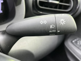 操作しやすい位置に配置されたウインカーレバー。直感的に操作でき、安全な車線変更をサポートします。繊細な操作感も魅力です。