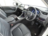 シンプルで使いやすいデザインの運転席です。