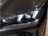 【LEDヘッドライト】先進のLEDテクノロジーを採用。放射される白色光の周波特性は太陽光に近く、バイキセノン・ヘッドライトを上回るコントラストで更に明るく輝きます!