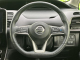 握りやすい形状で、運転操作をサポート。操作性も高く、快適なドライビング体験を提供します。滑らかな手触りも魅力です。