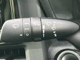 雨天時でもクリアな視界を確保するワイパーレバー。操作も簡単で、安全な運転をサポートします。