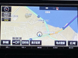 見やすい地図表示で、目的地へのナビゲーションをスムーズに行えます。渋滞情報も確認でき、最適なルートを選択できます。