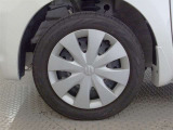 【ホイールカバー】純正なので車に似合うデザインになっていますね。スタッドレスタイヤもご相談下さい。
