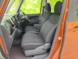 ドライバーの視界を妨げない、広々とした室内空間です。操作しやすい配置で、運転に集中できます。快適なカーライフをサポートします。