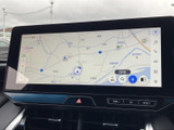 鮮明な大画面で、目的地までスムーズに。ナビゲーション機能で長距離ドライブも安心です。道に迷う心配なく、快適なカーライフをサポートします。