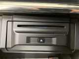 DVDプレイヤーはグローブボックス内にございます。