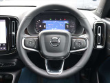 ステアリングはXC60などと同様の3本スポークですが、よりスポーティーなデザインとなっています ステアリングスイッチも充実しており、手を離すことなく機能を操作できます