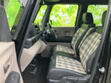 運転席からの視界は広く、運転操作もスムーズに行えます。操作しやすい位置に配置されたスイッチ類も便利です。