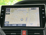 見やすい地図表示で、目的地までのナビゲーションがスムーズです。運転に集中しながら、安心して目的地へ向かえます。