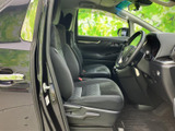 運転席からの眺めは、広々として見やすく、運転に集中できます。上質な素材が、快適なドライブをサポート。落ち着いた空間です。